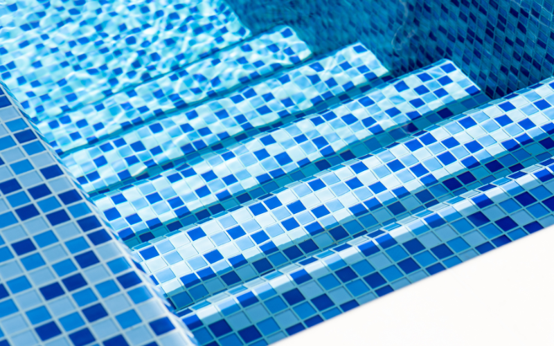 Xu hướng gạch ốp lát bể bơi 2025 - Sáng không gian, sang tuyệt đối 2 Gạch mosaic thủy tinh phản chiếu ánh sáng