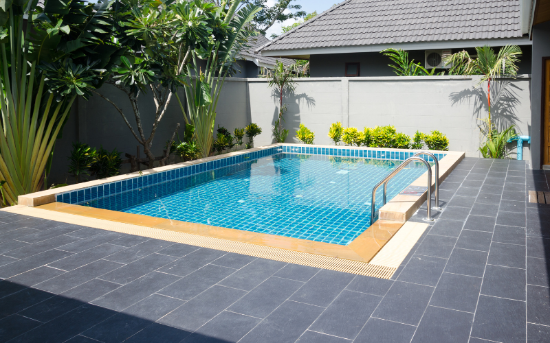 Xu hướng gạch ốp lát bể bơi 2025 - Sáng không gian, sang tuyệt đối 3 Gạch ceramic chống trơn với bề mặt nhám nhẹ