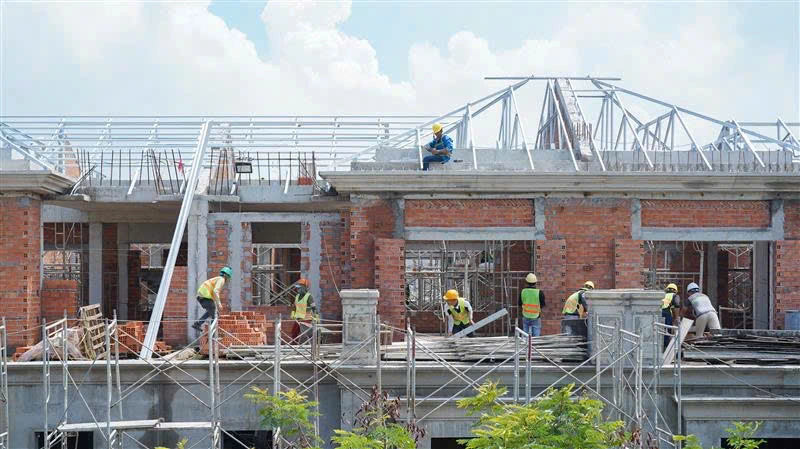Chật vật vì cát tăng giá - Giải pháp tháo gỡ trước thực trạng giá cát cao 2 Cát tăng giá cao ảnh hưởng rất lớn đến công trình, tiến độ thi công