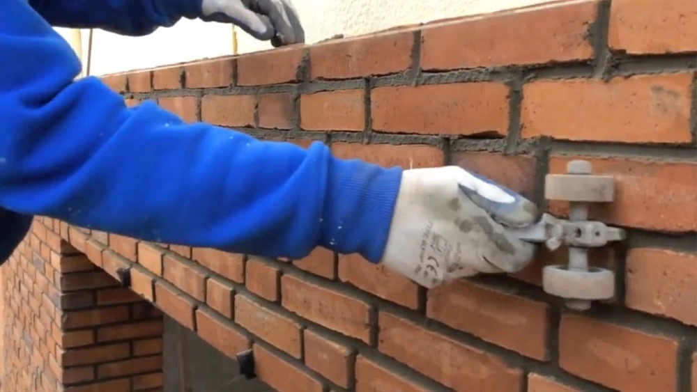 Tường gạch thẻ cần số lượng vữa lớn hơn do nhiều mạch vữa