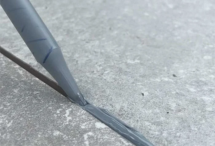 Hướng dẫn cách thi công keo chà ron 2 thành phần 2 bơm keo vào mạch gạch