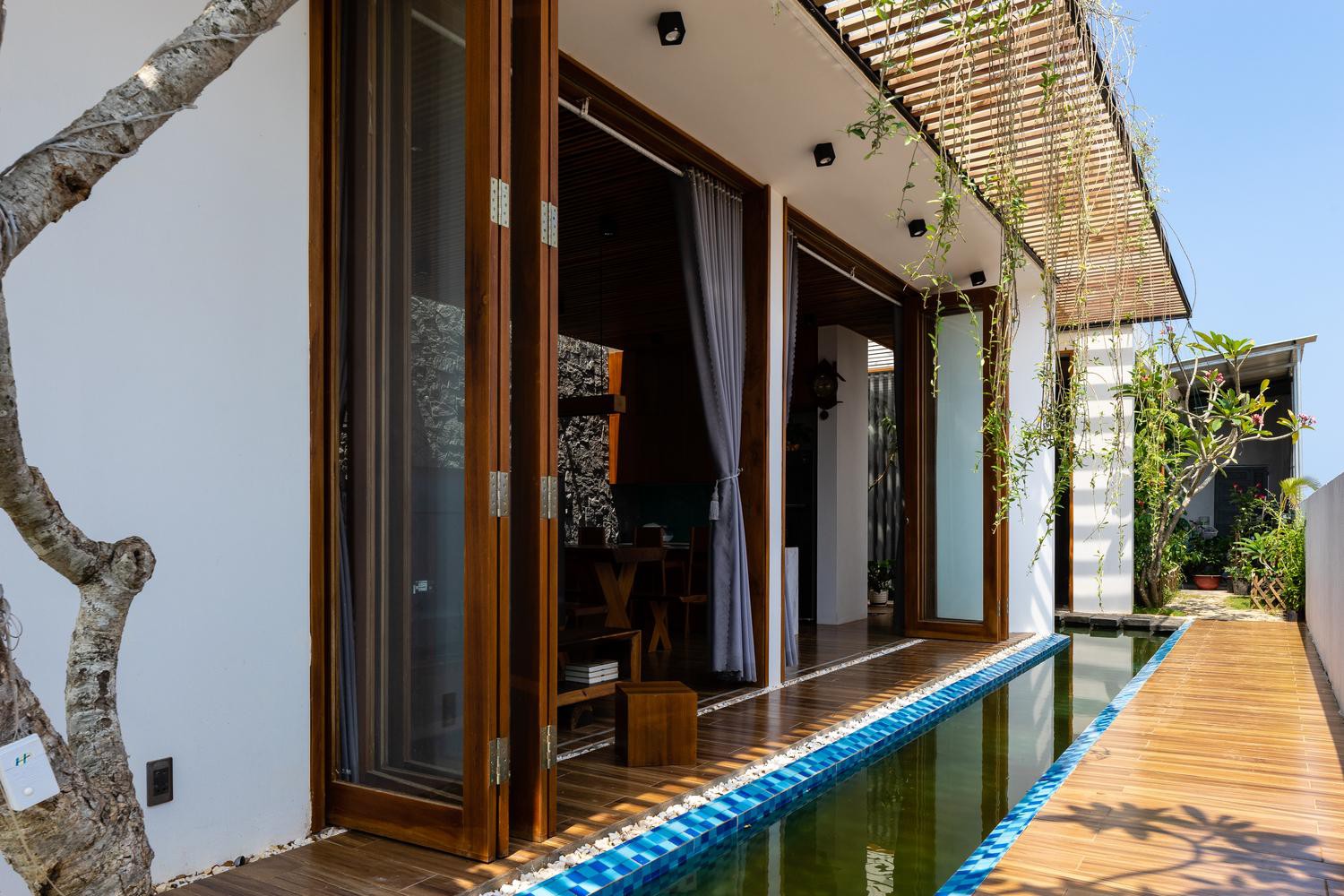 Mương nước trước nhà có tốt không theo phong thủy và thực tế? 4 cải tạo mương nước trước nhà