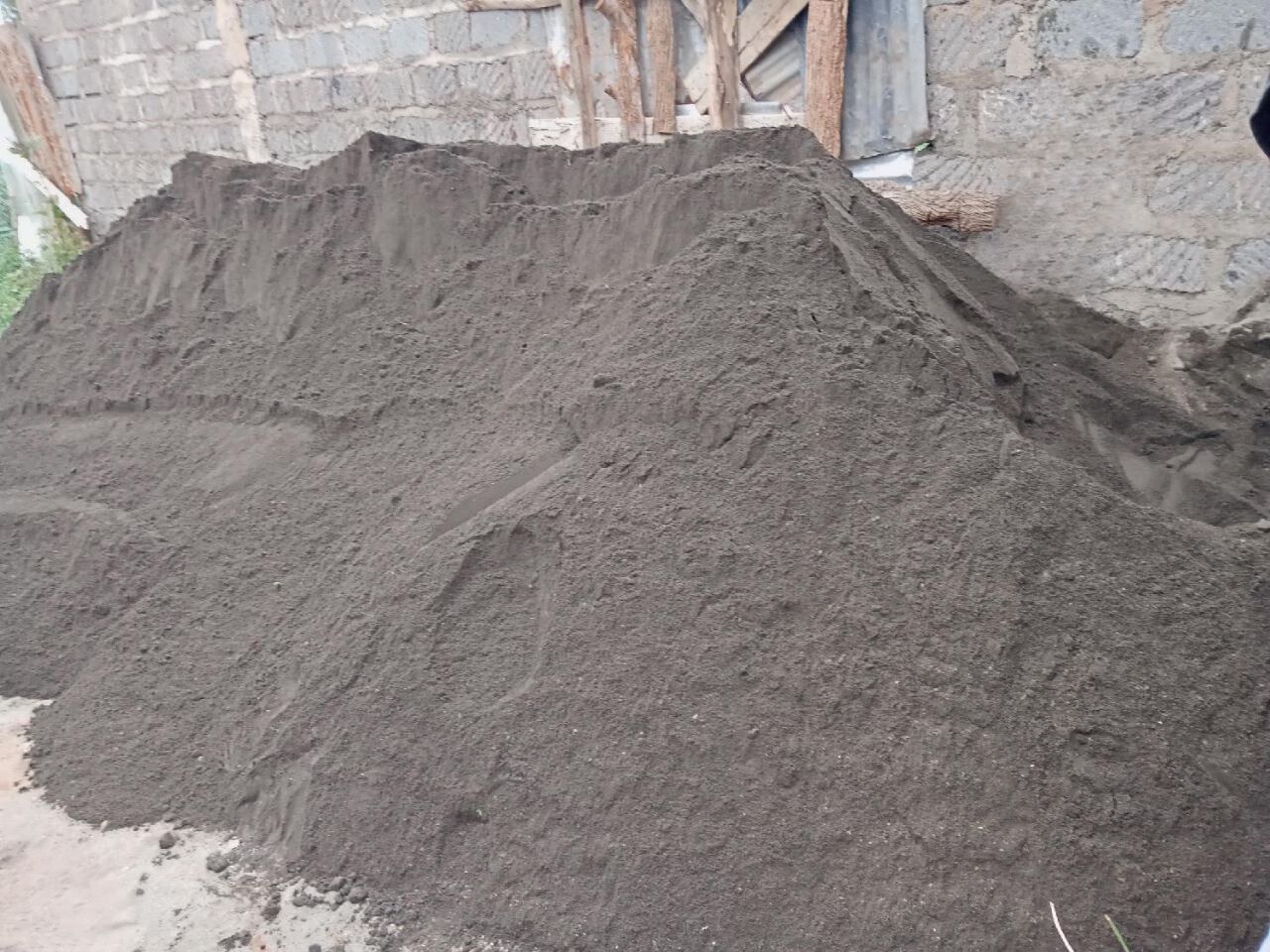 Cát đen mịn giá bán từ 380.000đ - 550.000đ/m3