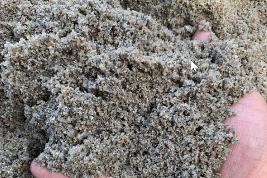 Cát đen sạch có giá bán cao hơn nhiều loại vật tư khác