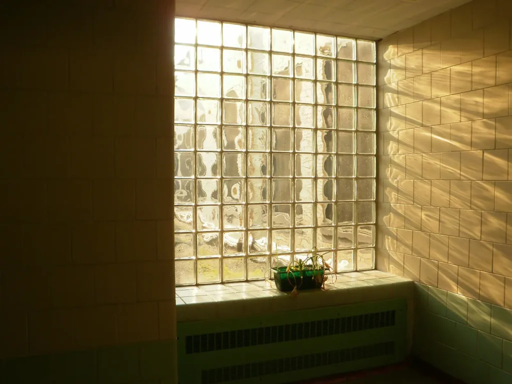 Gạch lấy sáng là gì? 20+ ý tưởng ứng dụng gạch lấy sáng trong nội thất 11 cửa sổ dùng gạch kính