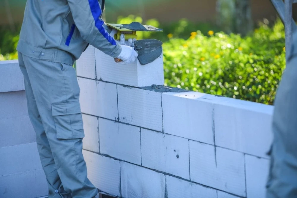 Vữa khô có cường độ nén cao hơn, chịu lực tốt hơn sau khi đóng rắn