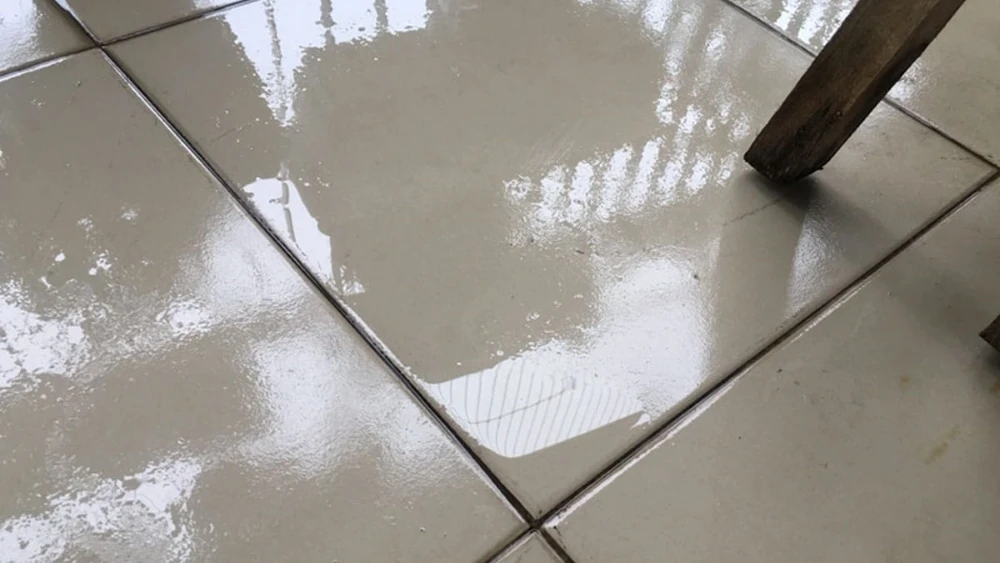 Mùa nồm là gì? Đau đầu vì tác hại của nồm ẩm với nhà ở 3 Sàn nhà ướt, tường xuất hiện hiện tượng chảy nước,... là những đặc điểm của mùa nồm