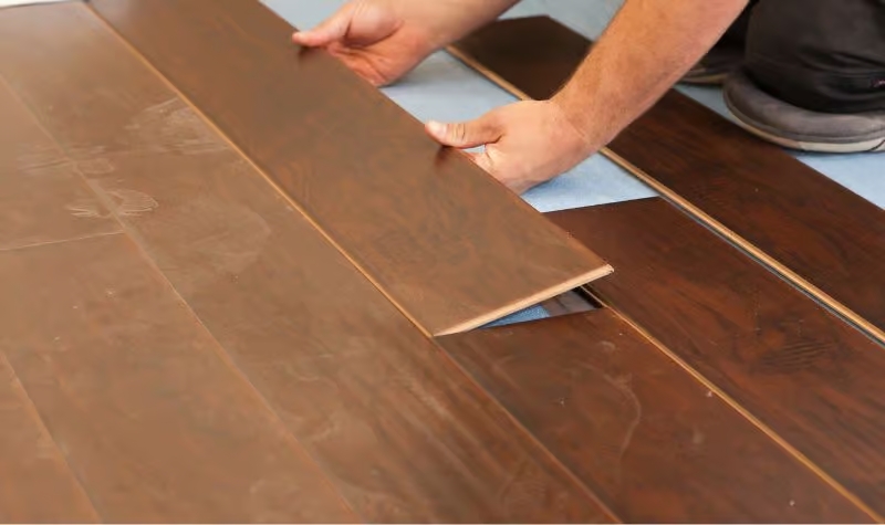 4 Cách cải tạo nền nhà không cần đập nền cũ nhanh gọn an toàn 4 dán tấm sàn nhựa để cải tạo nền