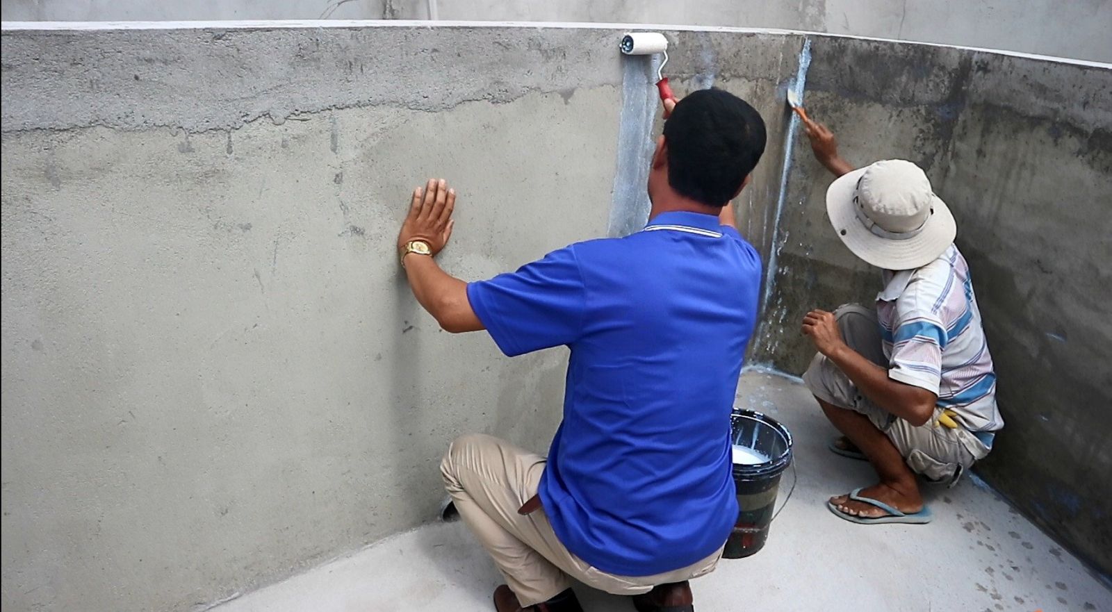 8 Cách xử lý tường ẩm mốc hiệu quả triệt để 4 dùng sơn chống ẩm mốc