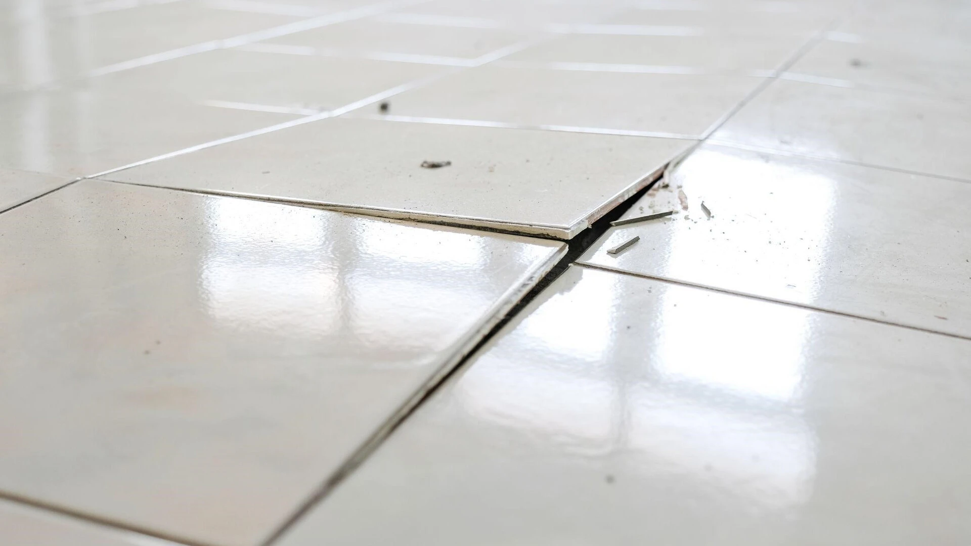 Mùa nồm là gì? Đau đầu vì tác hại của nồm ẩm với nhà ở 4 gạch bị bong tróc do nồm ẩm