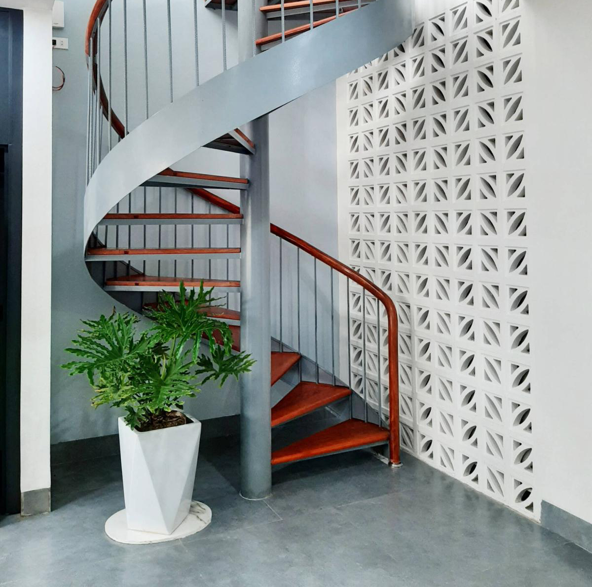 Gạch lấy sáng là gì? 20+ ý tưởng ứng dụng gạch lấy sáng trong nội thất 32 gạch bông gió ốp cầu thang