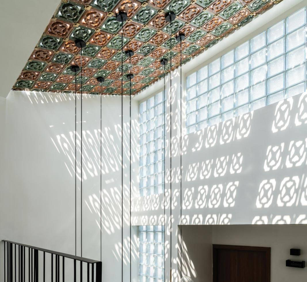 Gạch lấy sáng là gì? 20+ ý tưởng ứng dụng gạch lấy sáng trong nội thất 36 gạch bông gió ốp giếng trời