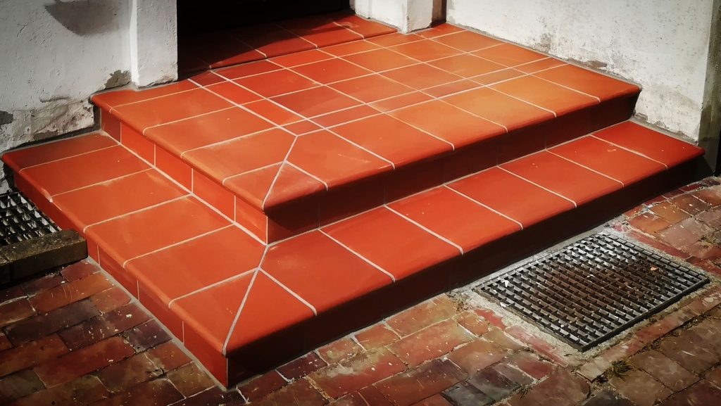 Top 20+ mẫu gạch ốp lát sân chống trơn, chống rêu, chịu lực cực tốt 7 Gạch đỏ ốp sân truyền thống
