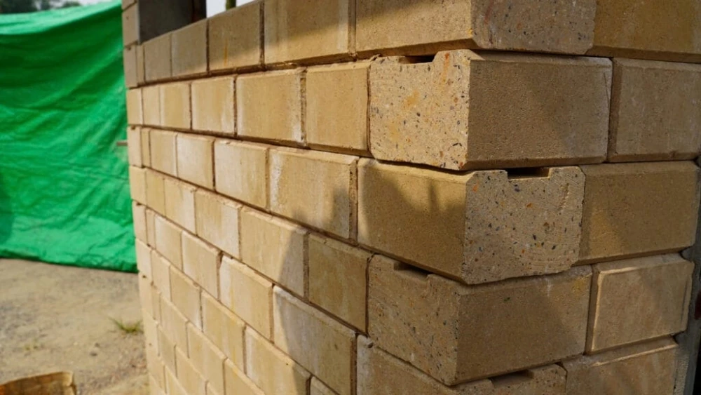Gạch không vữa có kết cấu gồm các gờ để lắp ghép và liên kết mà không cần vữa