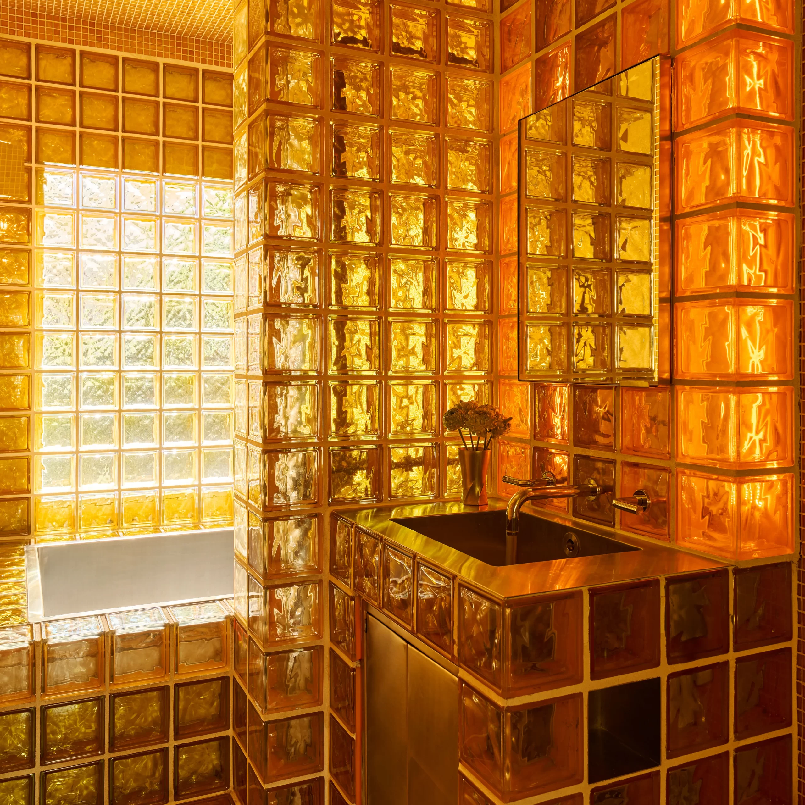 Gạch lấy sáng là gì? 20+ ý tưởng ứng dụng gạch lấy sáng trong nội thất 6 gạch kính có màu làm vách ngăn