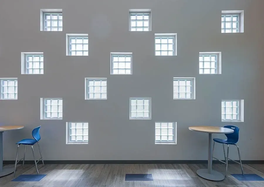 Gạch lấy sáng là gì? 20+ ý tưởng ứng dụng gạch lấy sáng trong nội thất 13 gạch kính làm ốp cửa sổ