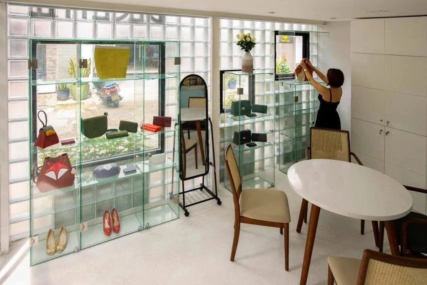 Gạch kính là gì? Top 20+ mẫu gạch kính lấy sáng sang trọng 30 gach kinh showroom