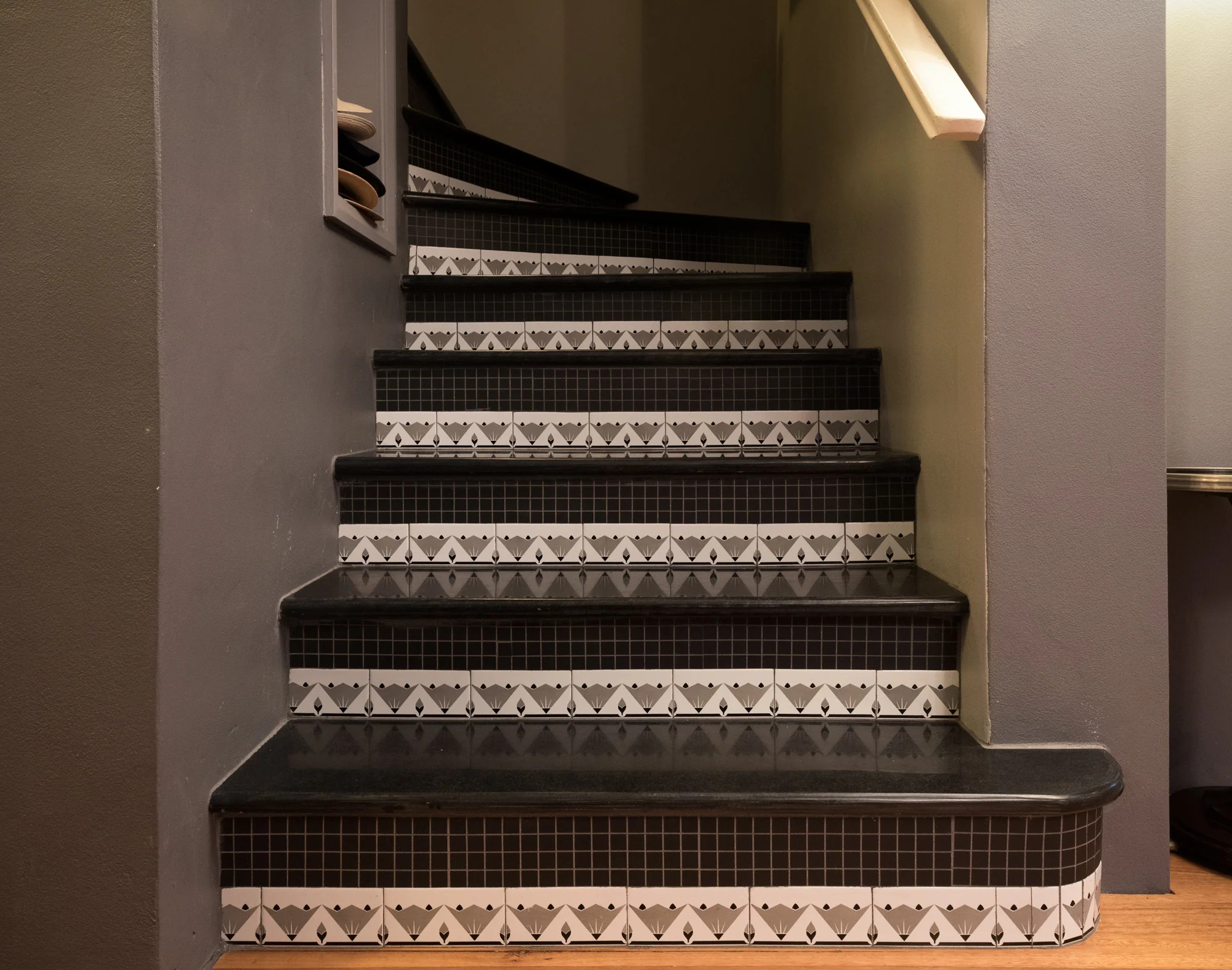 50+ mẫu gạch ốp cầu thang đẹp - chống trơn - dễ vệ sinh 38 gạch mosaic ốp cầu thang