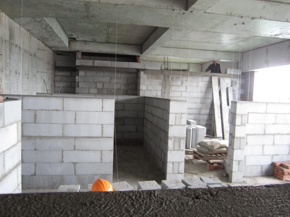 Xây nhà bằng vật liệu nhẹ - Giải pháp hiện đại, tiết kiệm, tối ưu 4 Gạch không nung, gạch nhẹ AAC với trọng lượng bằng ⅓ gạch đỏ
