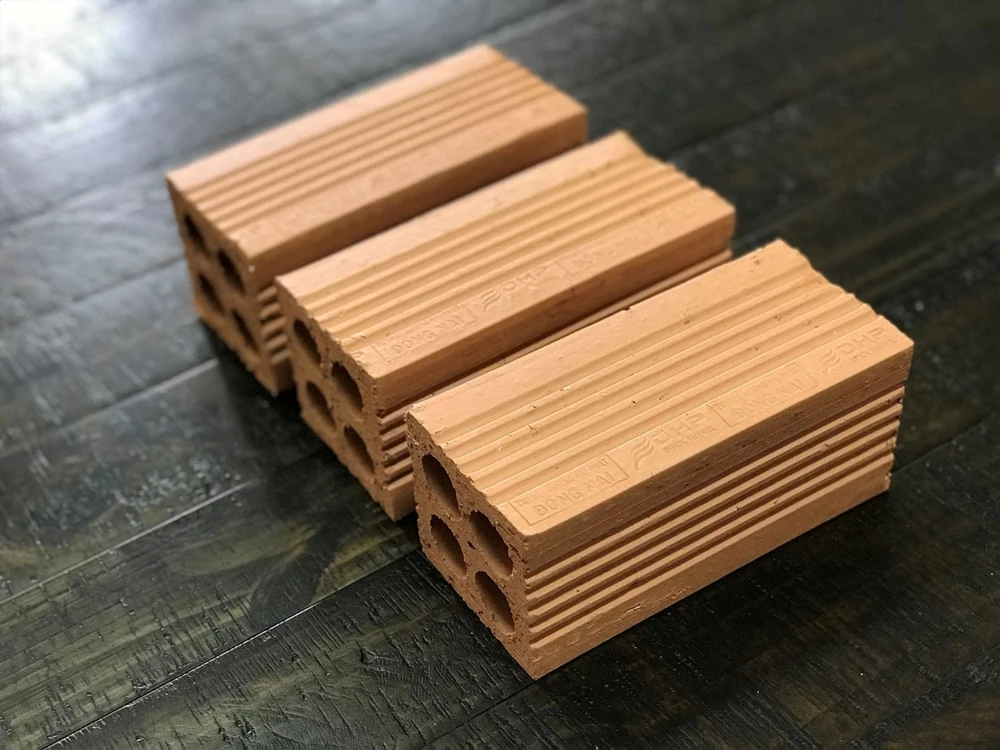 Gạch ống 4 lỗ là gì? Có nên dùng gạch này xây tường chính? 2 Gạch ống 4 lỗ có trọng lượng nhẹ hơn, bám vữa tốt hơn
