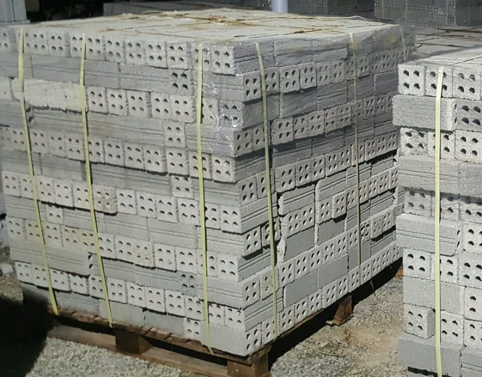 Gạch ống 4 lỗ loại gạch xi măng không nung, thường có giá đắt hơn gạch thường