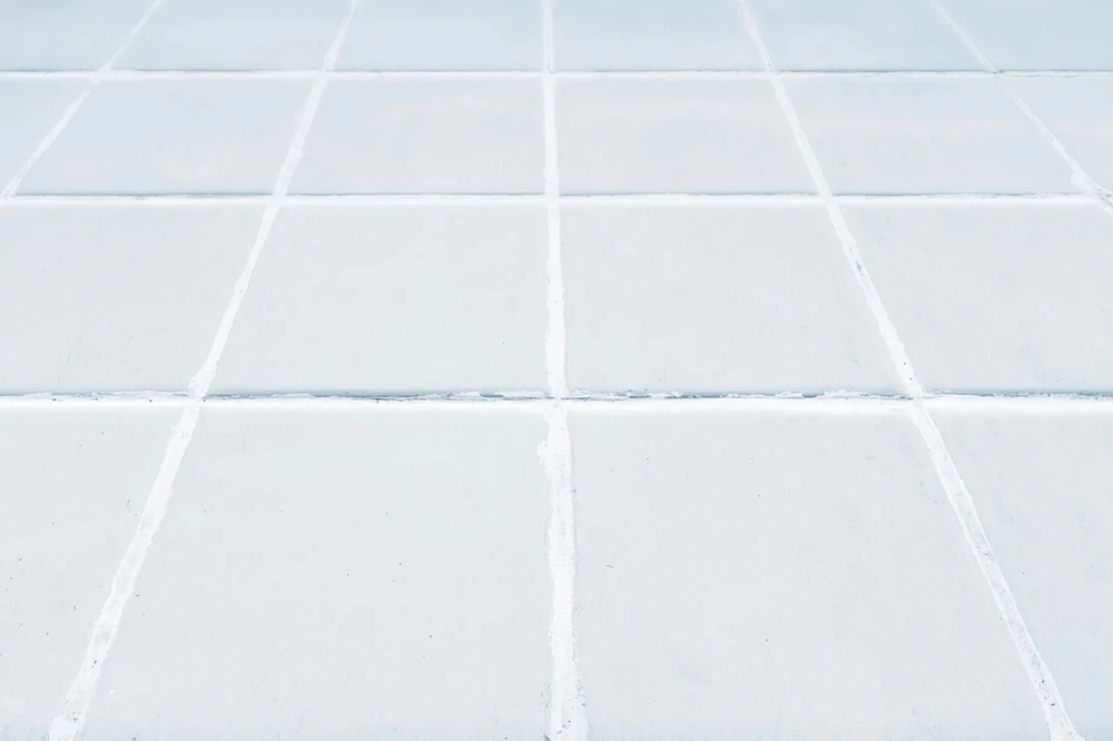 Vì sao ngày càng nhiều người chuyển sang dùng keo chà ron gốc Epoxy? 2 Theo thời gian, xi măng trắng chà ron bị nứt, thấm nước, ố vàng đổi màu