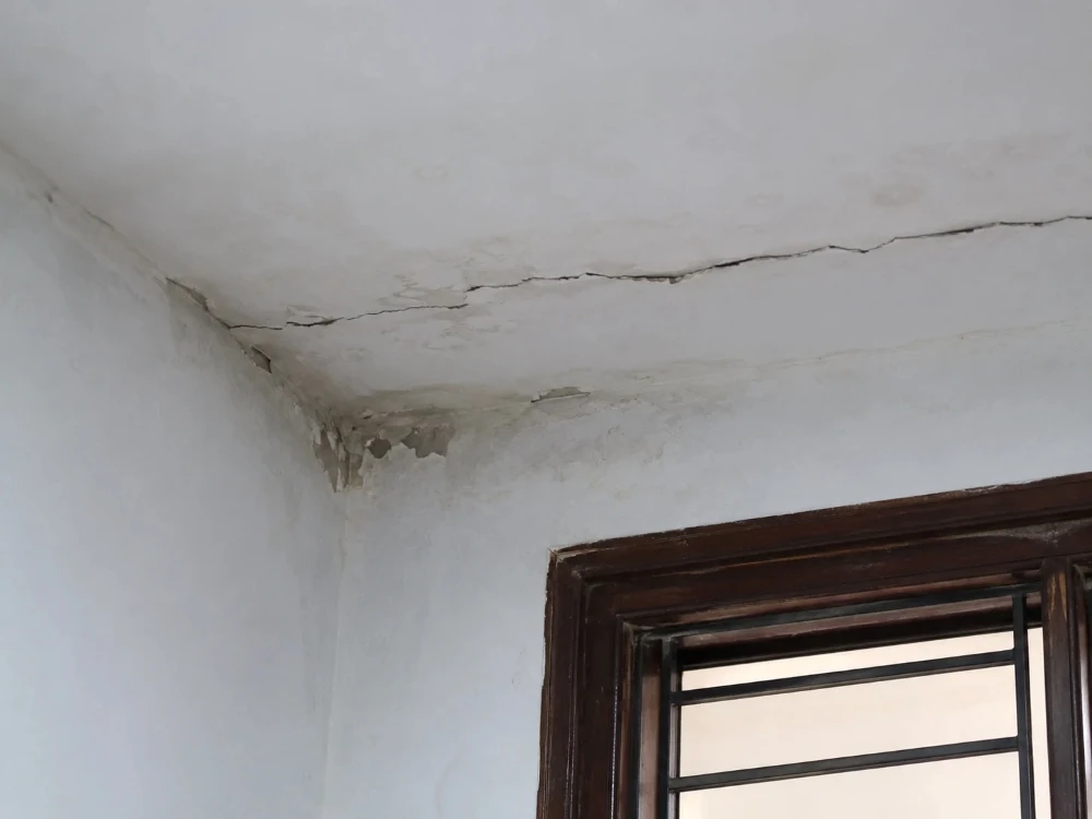 Sửa chữa sau bàn giao với lớp trát: Quy trình đúng, hạn chế lỗi 3 Tường bị nứt, bong rộp, thấm nước sau khi bàn giao