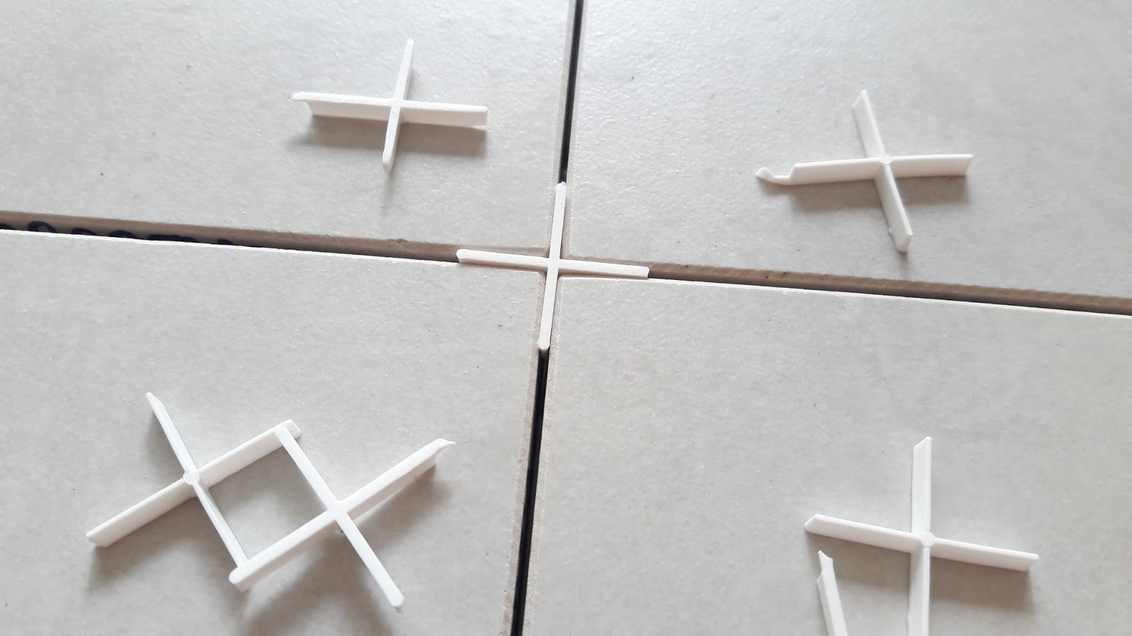 Ke cân bằng gạch là gì? Ứng dụng trong thi công ốp lát 4 ke cân bằng chữ thập