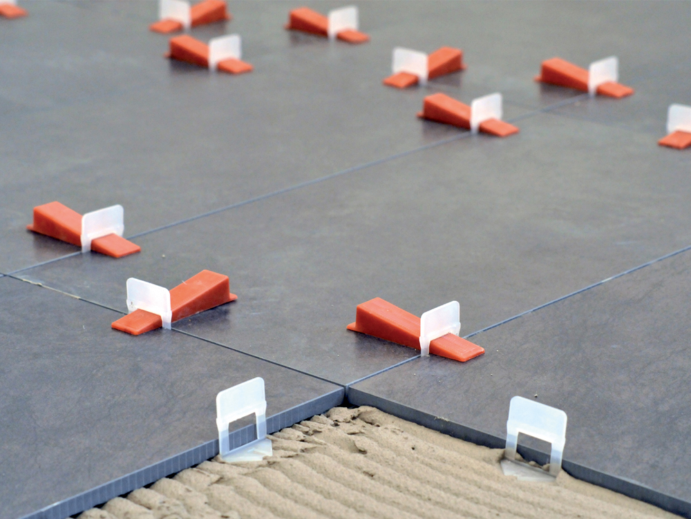 Ke cân bằng gạch là gì? Ứng dụng trong thi công ốp lát 1 ke cân bằng gạch là gì