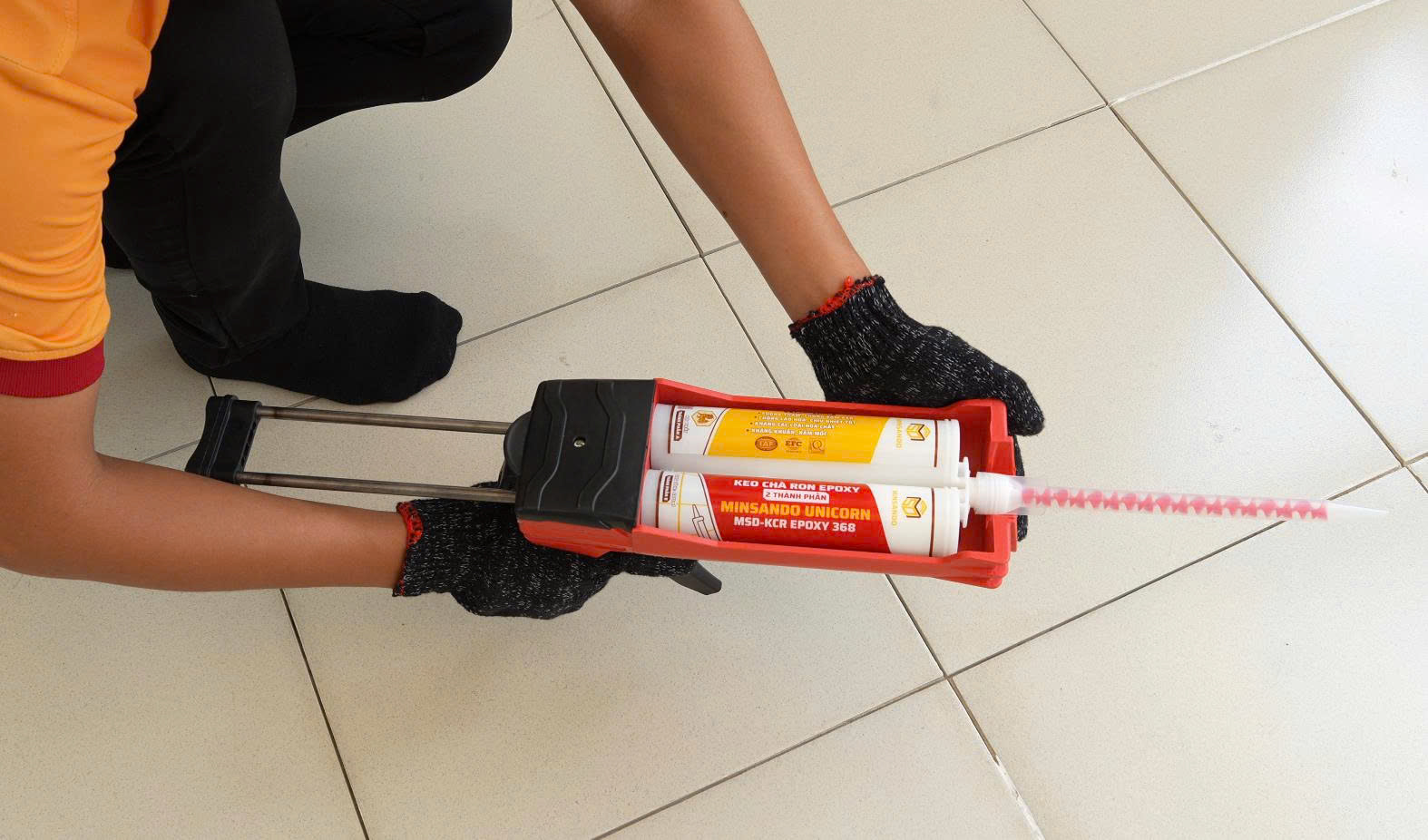 Tại sao thợ chuyên nghiệp chọn dùng keo chà ron 2 thành phần Minsando? 3 keo chà ron 2 thành phần minsando không gây nứt