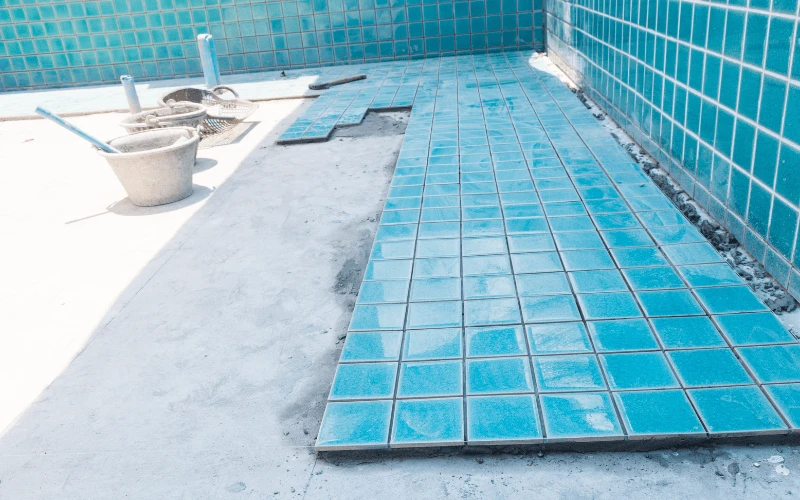 Keo dán gạch hồ bơi dưới nước - Giải pháp ốp gạch hồ bơi bền vững 5 keo dan gach duoc ung dung thi cong be ca be thuy sinh