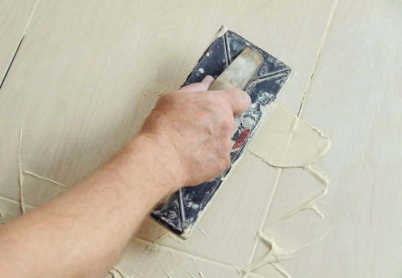 Lỗi thi công keo chà ron epoxy 2 thành phần - Lưu ý cần tránh 3 keo dinh len be mat gach