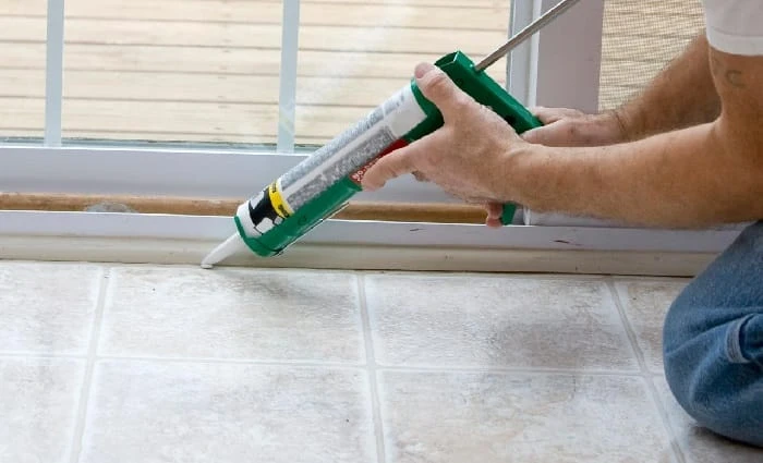 Keo epoxy chà ron có nhiều ưu điểm như: cứng chắc, chống thấm, chống ố,...