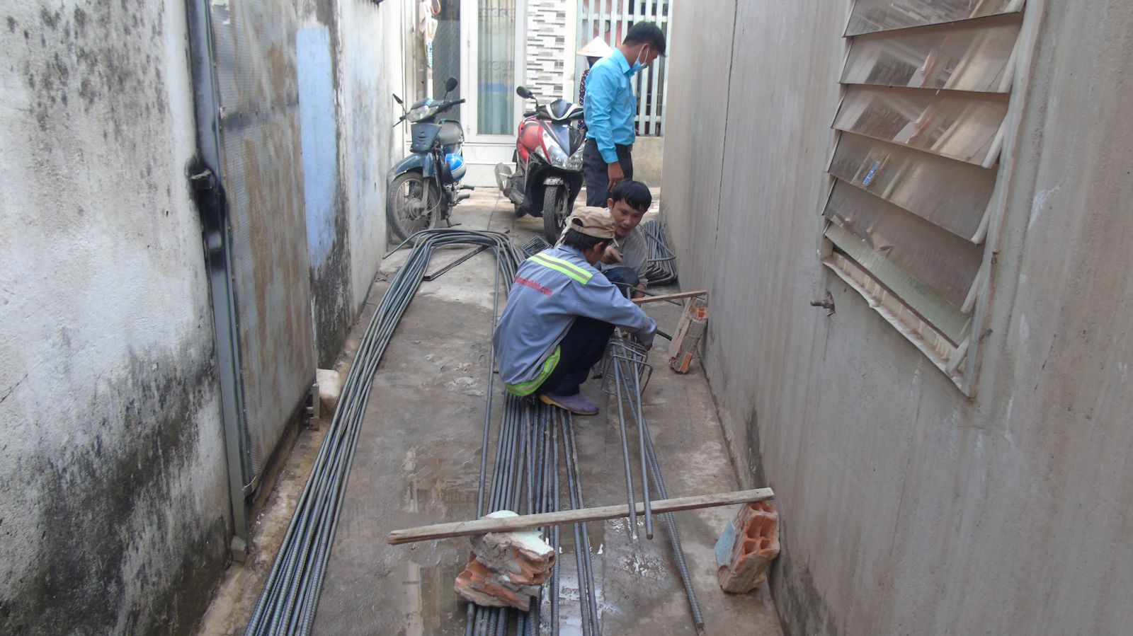 Ứng dụng vữa khô đóng bao khi xây nhà trong hẻm nhỏ 1 khó khăn khi xây nhà trong hẻm nhỏ