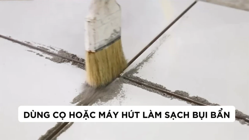 Làm sạch đường ron và bề mặt gạch trước khi thi công