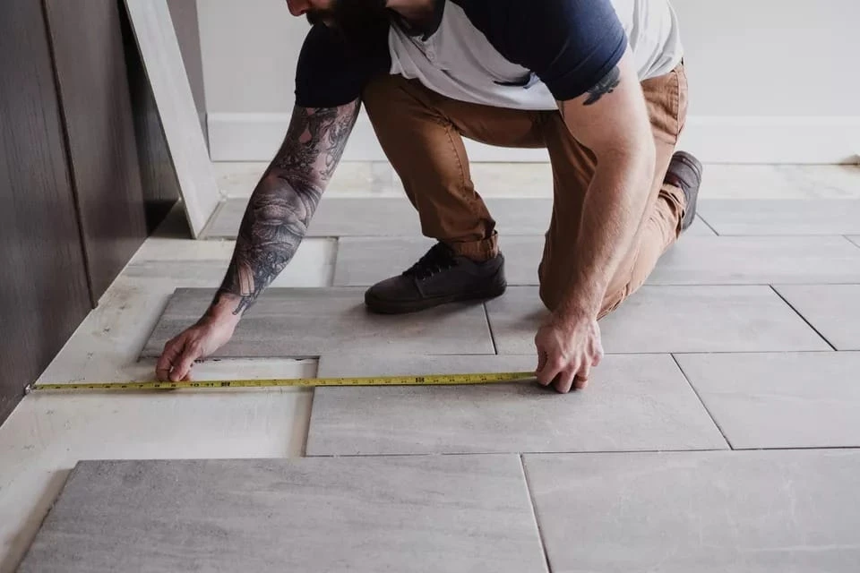 4 Cách cải tạo nền nhà không cần đập nền cũ nhanh gọn an toàn 6 Lát chồng gạch mới trên nền gạch cũ với keo dán gạch trộn sẵn