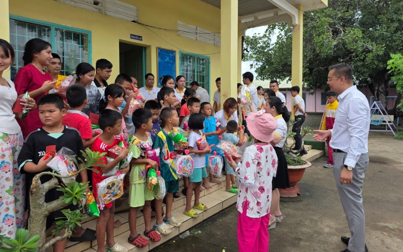 MINSANDO thắp sáng niềm vui Trung thu tại Cô nhi viện Hoa Mai