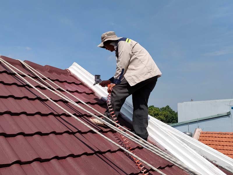 Chữa mái trước khi xử lý trần nhà bị nứt thấm nước Chữa mái trước khi xử lý trần nhà bị nứt thấm nước