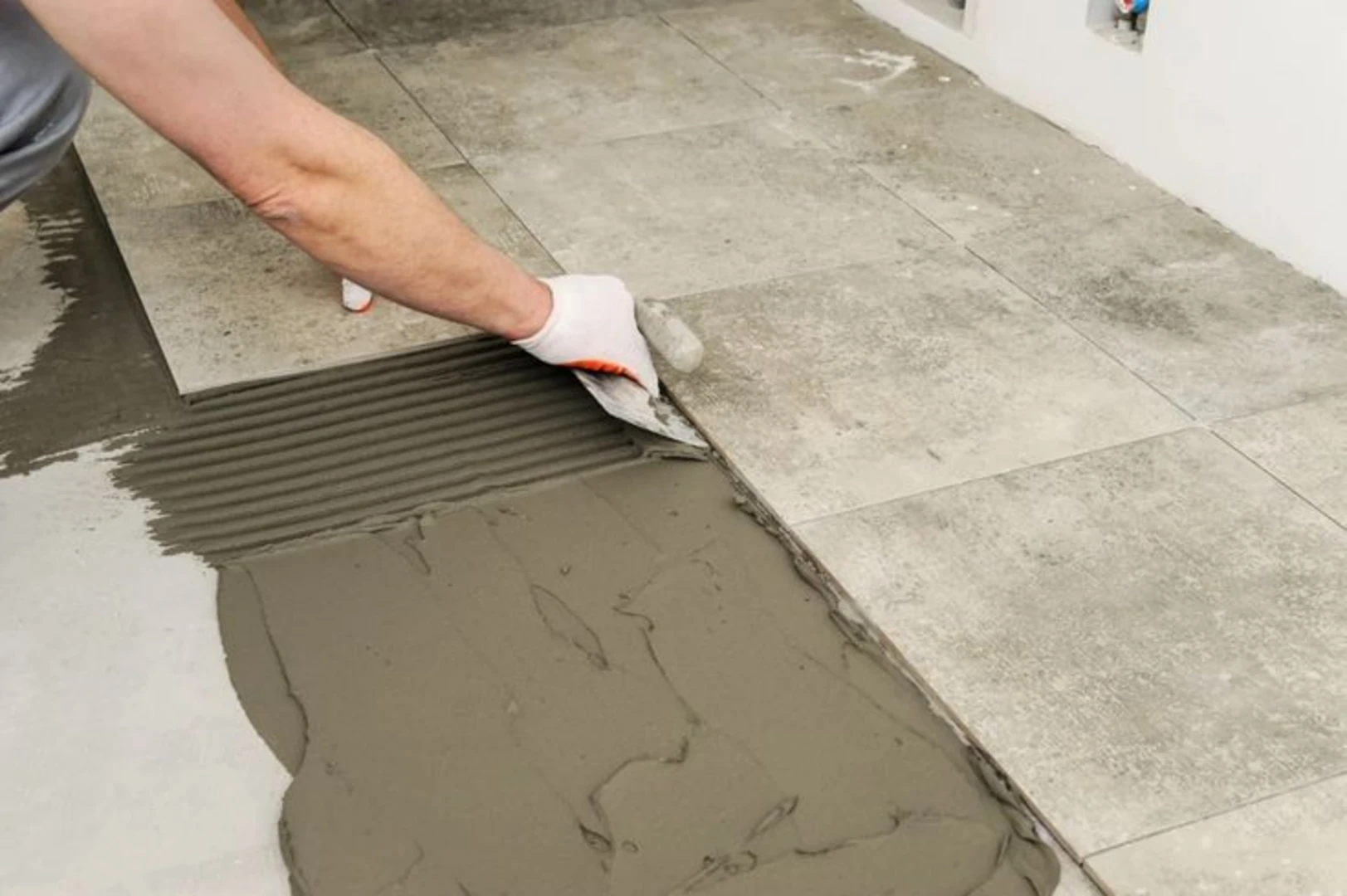 Keo dán gạch 100x100 và 5 lưu ý khi thi công gạch khổ lớn 5 Sử dụng đúng loại keo dán gạch 100x100 và tuân thủ kỹ thuật thi công để tránh tình trạng gạch bị bộp