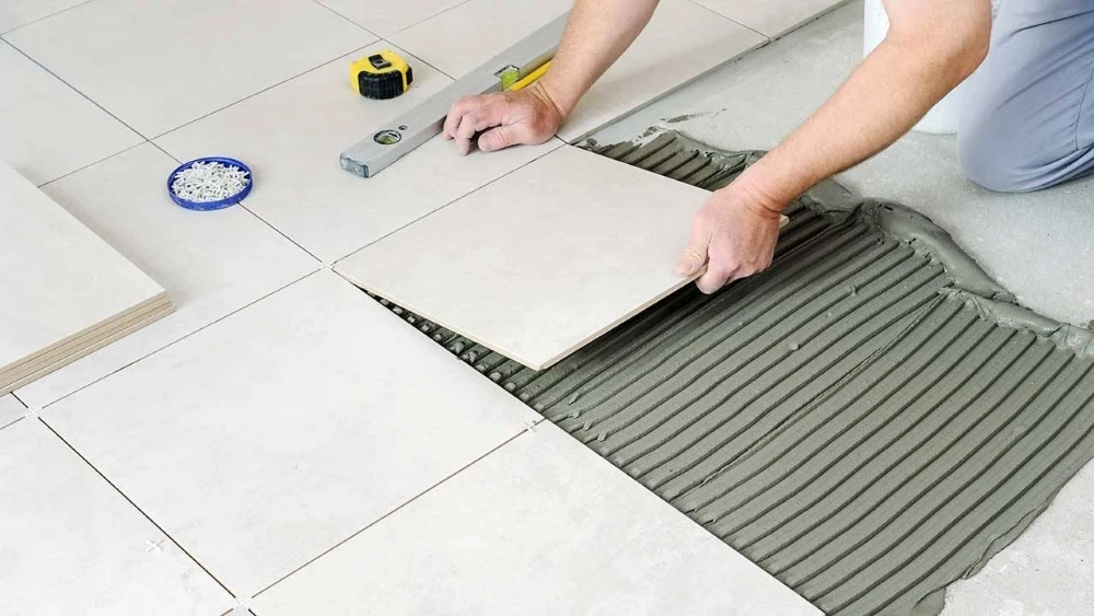 Top 4 keo dán gạch sân thượng tốt, bền được ưa chuộng năm 2026 3 thi cong keo dan gach san thuong chuan ky thuat