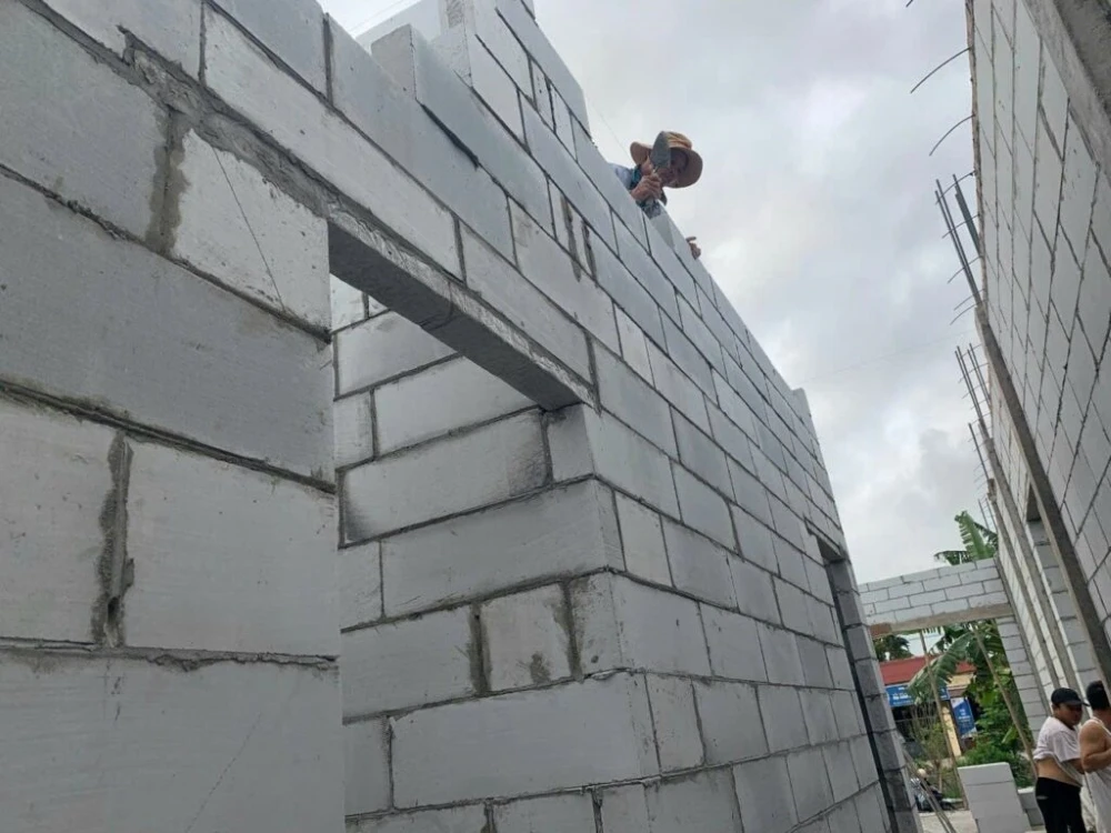 Vữa xây gạch bê tông khí chưng áp khác gì vữa thường? 2 Thi công mạch vữa khá dày khiến tường dễ co ngót, dễ nứt lại vị tiếp giáp