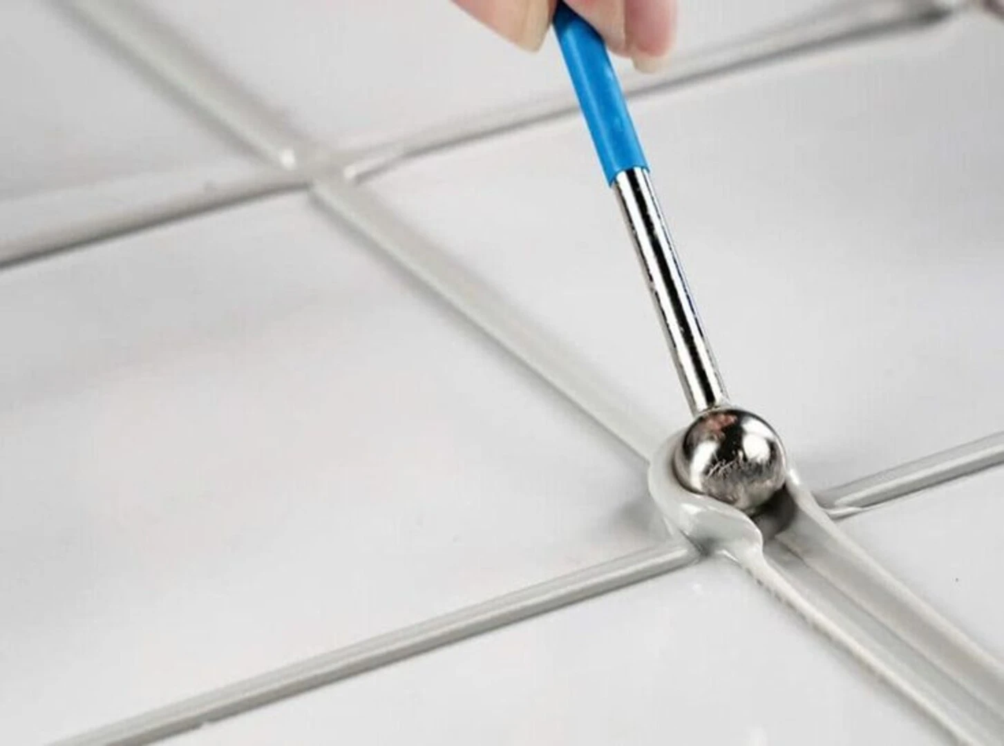 Tại sao thợ chuyên nghiệp chọn dùng keo chà ron 2 thành phần Minsando? 5 thi công với keo minsando giảm lỗi bảo hành