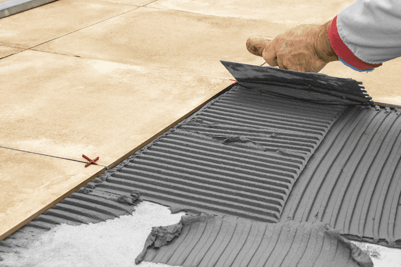 Keo dán gạch 100x100 và 5 lưu ý khi thi công gạch khổ lớn 4 Trải đều keo và căn chỉnh cẩn thận trong quá trình ốp lát