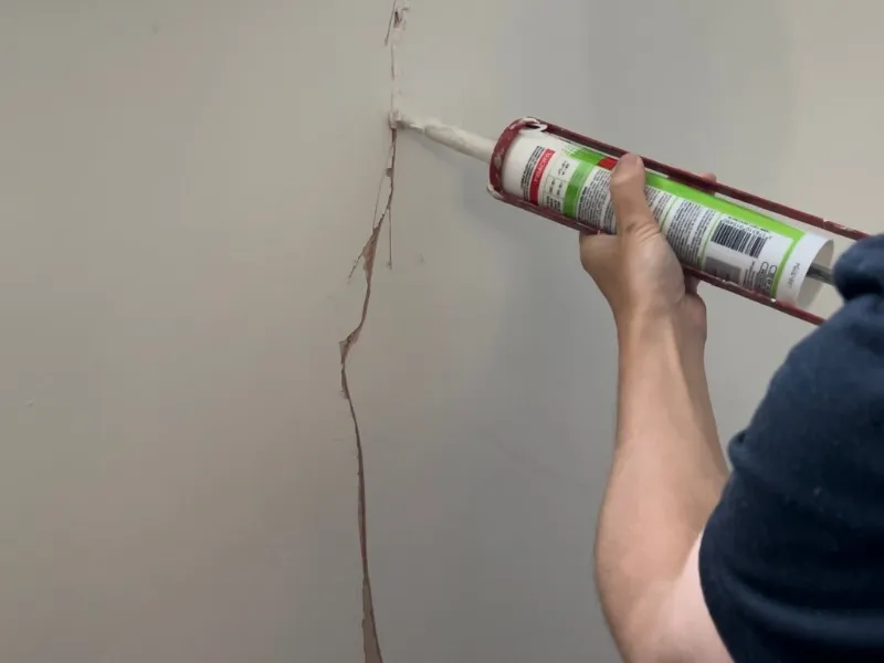 Tường nhà bị nứt dọc có nguy hiểm không? 4 trám vết nứt trên tường nhà