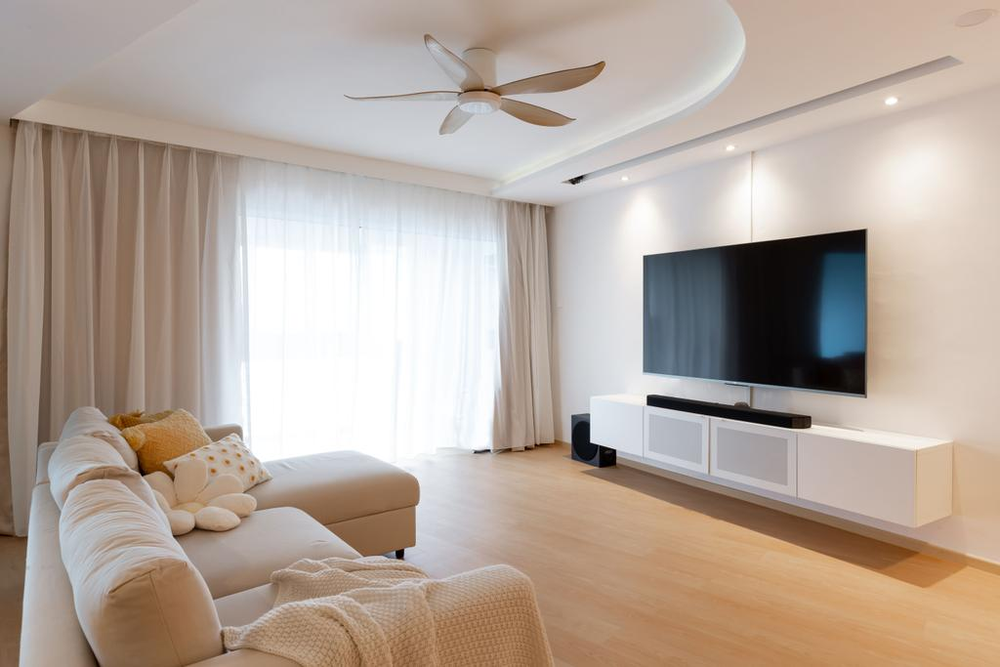 Trần phòng khách đẹp có quạt trần