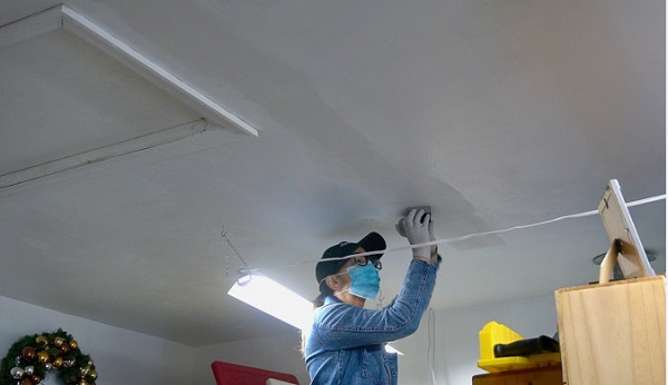 Trị trần nhà bị nứt thấm nước bằng keo đàn hồi Trị trần nhà bị nứt thấm nước bằng keo đàn hồi