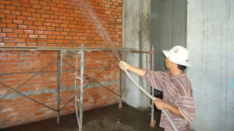 Top 8 lỗi thường gặp khi thi công vữa khô trộn sẵn và cách tránh 4 Tưới ẩm, làm sạch bề mặt trước khi trát vữa