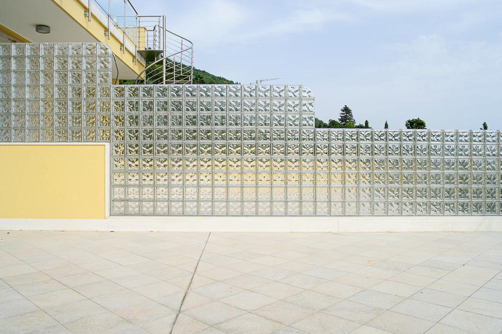 Gạch lấy sáng là gì? 20+ ý tưởng ứng dụng gạch lấy sáng trong nội thất 31 tường bao gạch kính