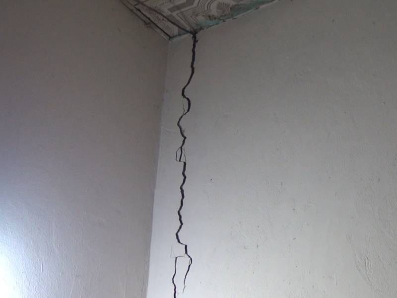 Tường nhà bị nứt dọc có nguy hiểm không? 5 tường nhà bị nứt dọc có nguy hiểm không