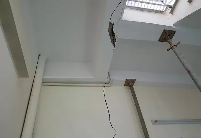 Tường nhà bị nứt dọc có nguy hiểm không? 11 tường nhà bị nứt dọc tại tường và cột